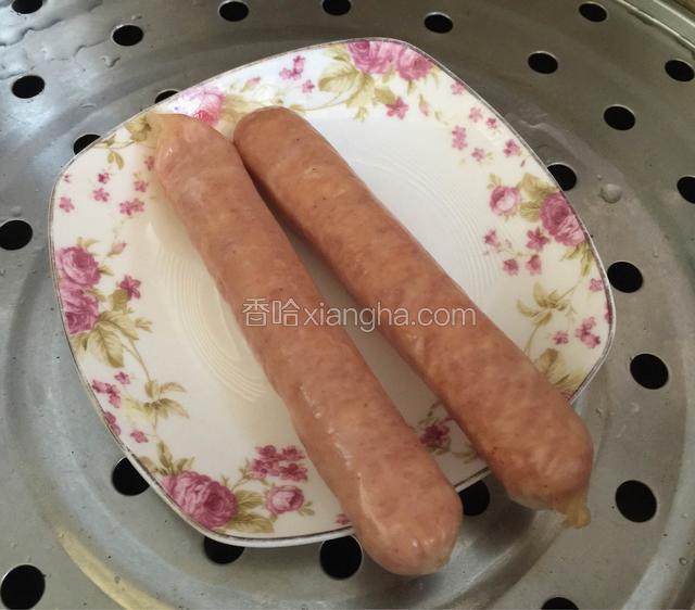 早餐肠上锅蒸熟。