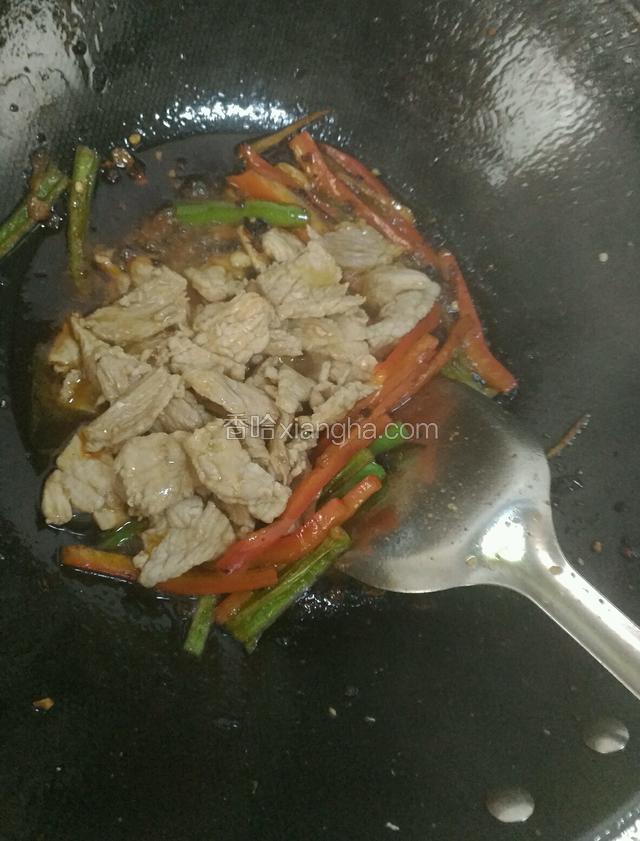 将肉片放入锅中翻炒均匀，调入盐，鸡精翻炒均匀即可