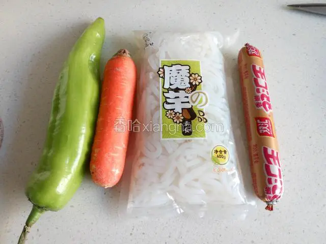 魔芋丝、火腿肠、尖椒、胡萝卜备好。
