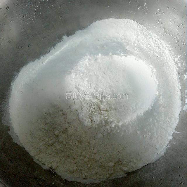 面粉放在一个大点的盆里