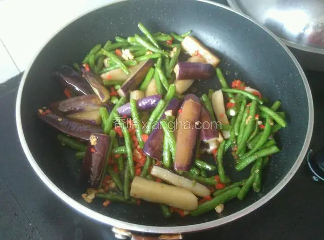 倒入茄子和豆角快速翻炒。