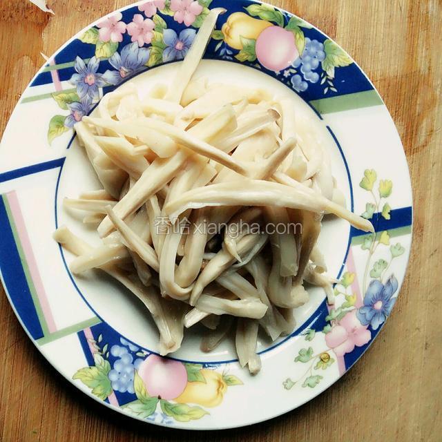 杏鲍菇用手撕成丝