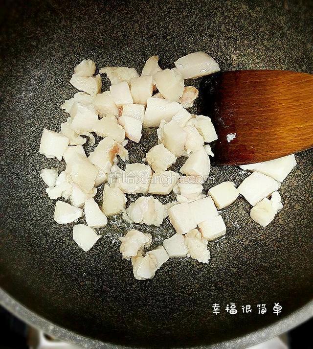 剃下肥肉，下锅中熬出油渣。