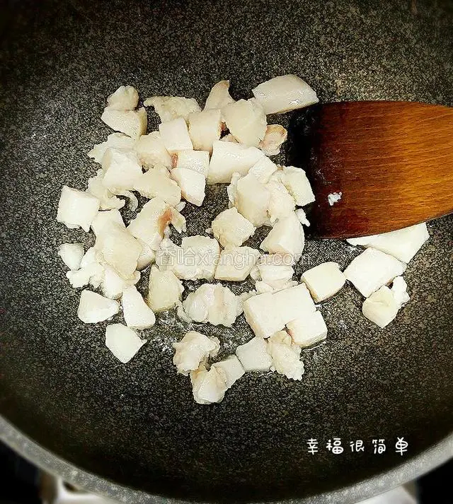 剃下肥肉，下锅中熬出油渣。