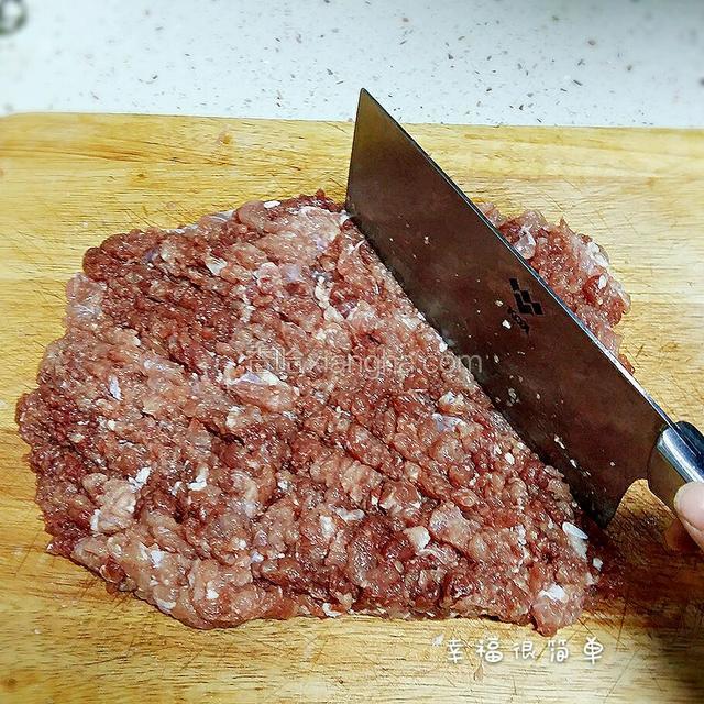 瘦肉用刀剁成肉沫。