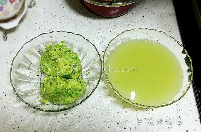 挤尽水份的包菜碎，备用。