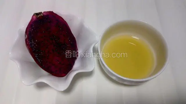 准备食材，并称好蜂蜜份量。