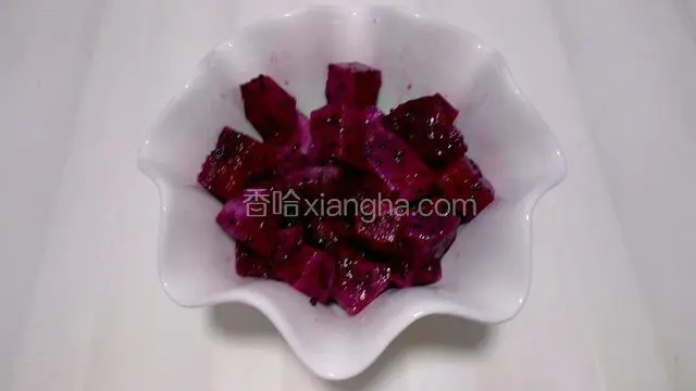 将火龙果去皮，切成小块，放入碗中。
