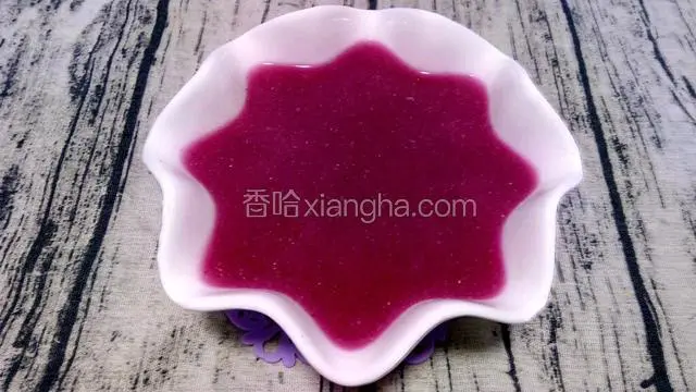 把火龙果汁倒入一大碗中，用勺子把表面的泡沫去掉。