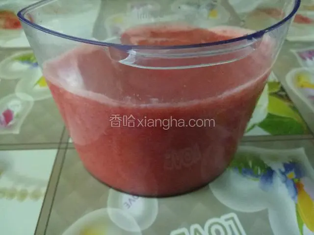 吉利丁粉倒入草莓泥中快速混合搅拌均匀。(留两勺草莓泥做镜面)