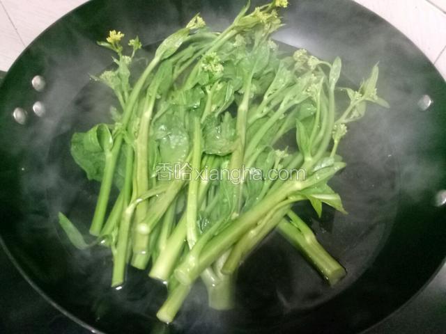 青菜苔进锅里快速打个滚儿。