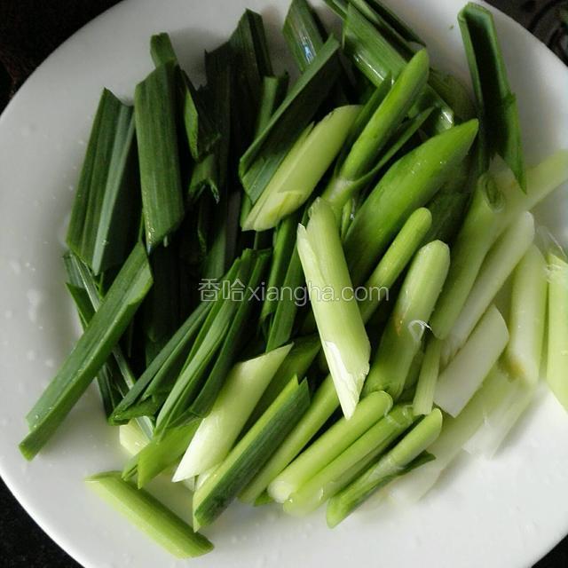 蒜苗择好洗净，用刀把蒜苗的根部用刀拍扁再斜切成小段
