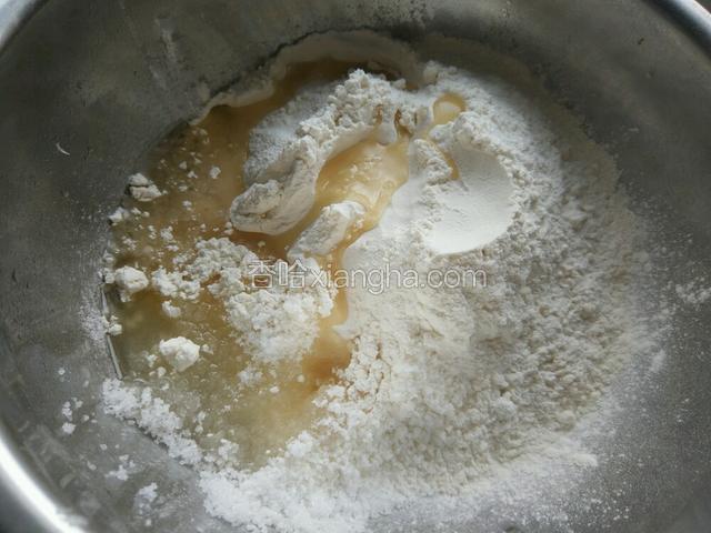 先制作水油皮，面粉，油，白糖放在一起！