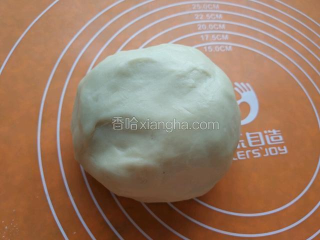 一点点加入水揉成光滑面团，还上保鲜膜松弛半小时！