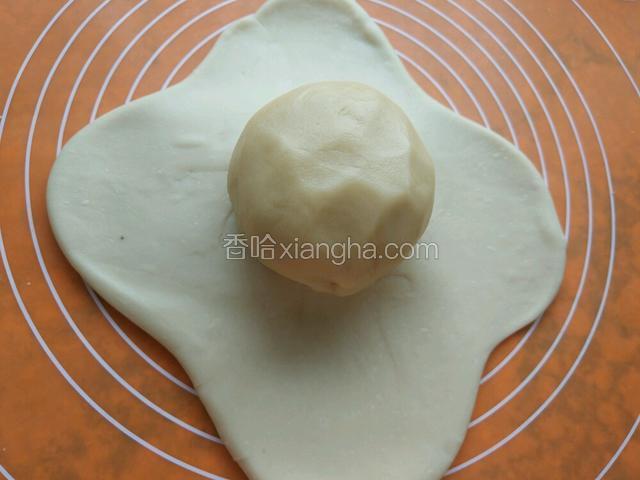 简便方法来了，松弛好的水油皮揉圆四角擀开，放入油酥！