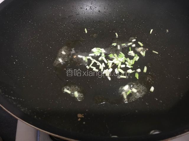 锅里再倒入少许的油，放入葱白煸香。