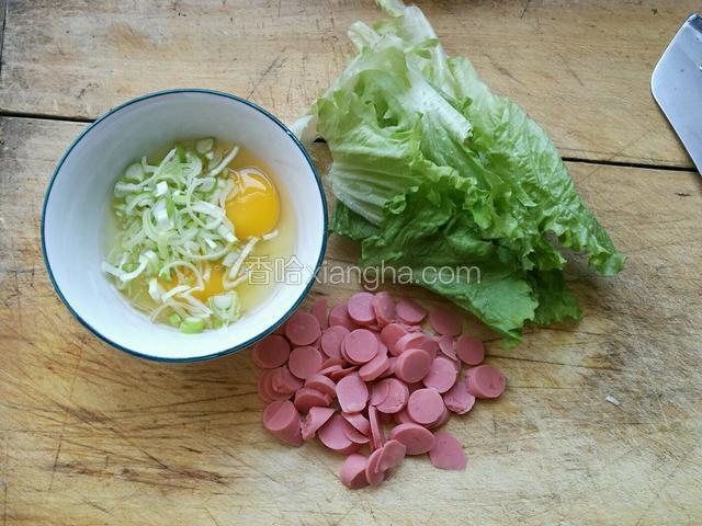 生菜洗净，火腿肠切片，鸡蛋打入碗中，葱切花，放入鸡蛋中，加少许盐。