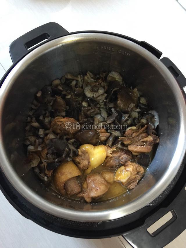 将烧开的鸡肉倒入高压锅内加入蘑菇，少许盐调味。