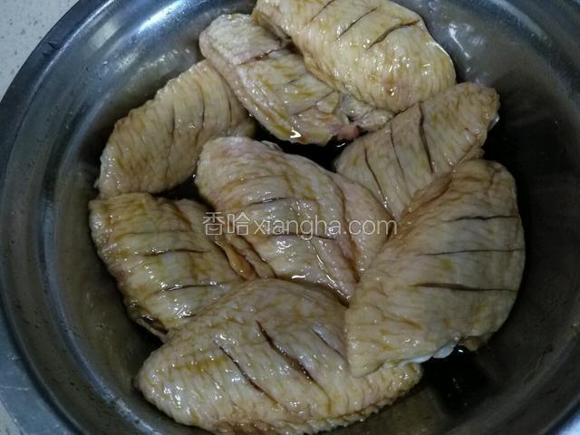 鸡翅放碗里，放适量盐，鸡精，酱油，红葡蔺酒。腌制1个小时。