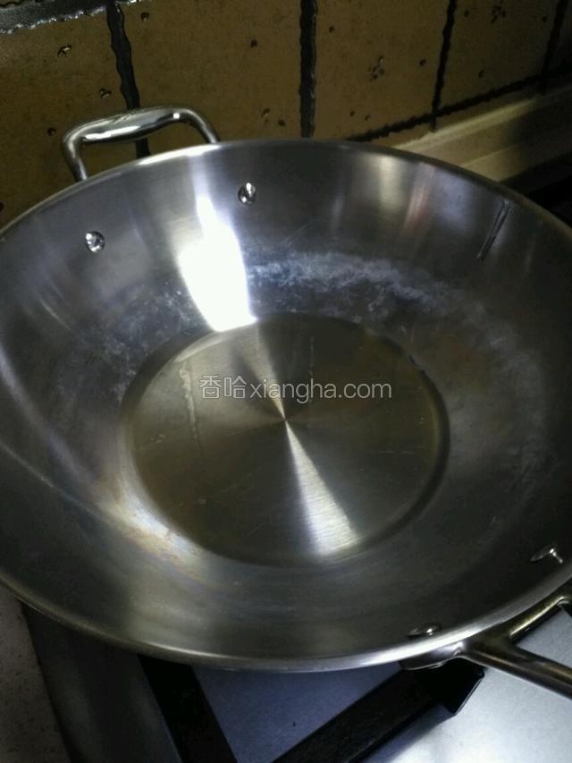 锅里加入适量油。