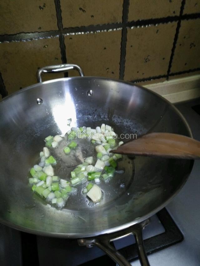 放入葱蒜炒出香味。