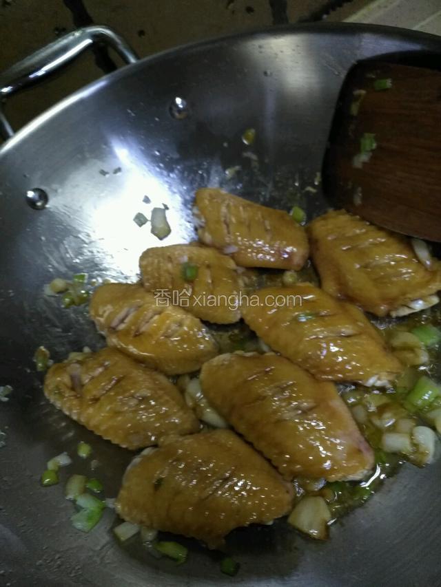 鸡翅两面都在油里煎一下。