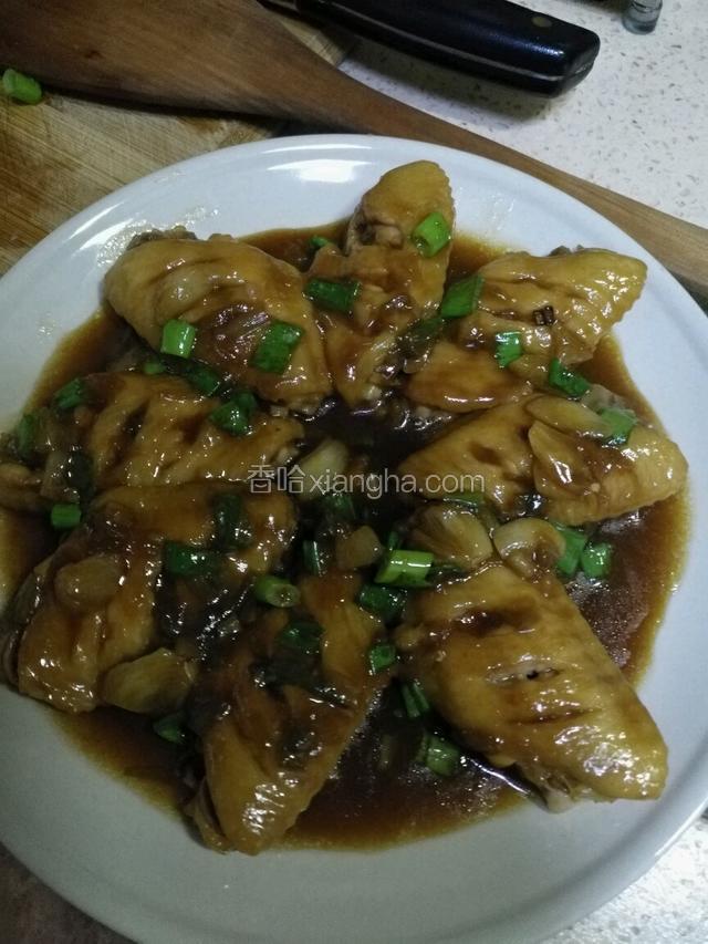撒上葱花，出锅摆盘即可。
