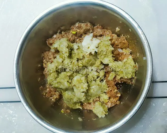 加入酸菜，再加入猪油和玉米油。