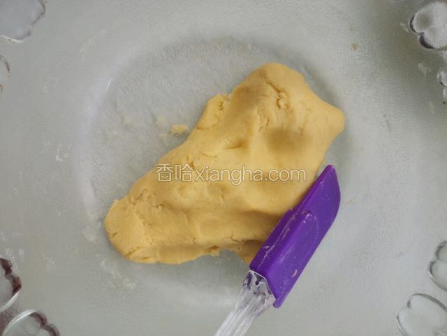 用铲子把面粉搅拌成块