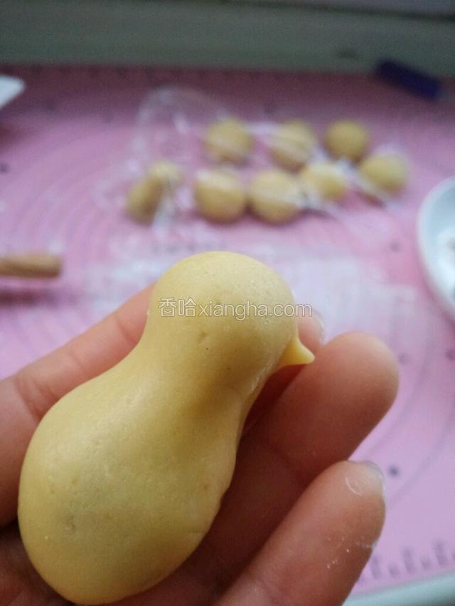 把面团用手捏成小鸡的模样