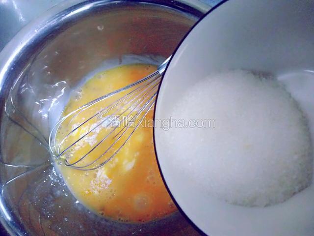 白糖搅均匀至完全溶化