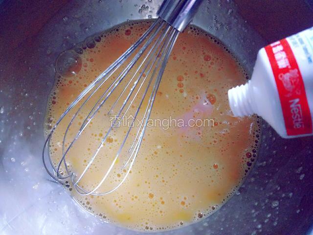 放炼乳搅匀
