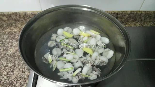 锅内烧开水，倒入墨鱼仔焯烫30秒。