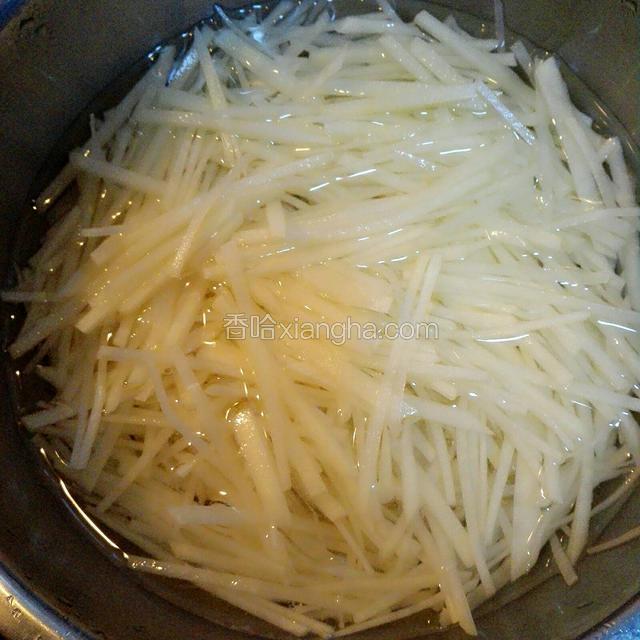 土豆丝用清水反复清洗几遍