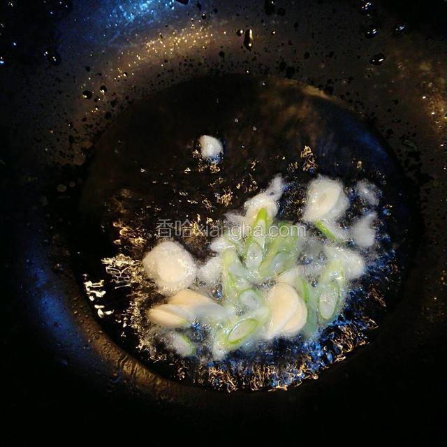 锅里倒油爆香葱蒜片
