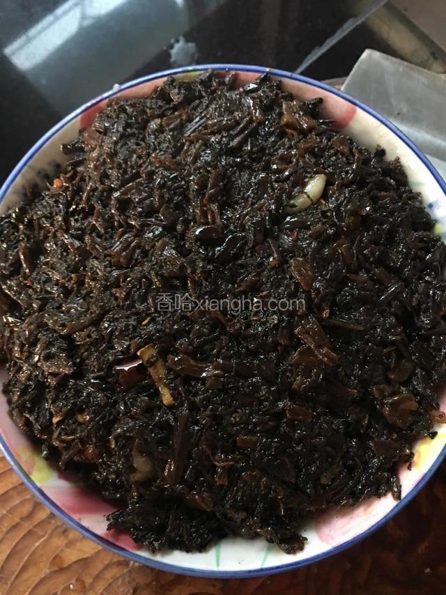 五花肉肉皮朝下放入碗底上面铺上炒好的梅干菜