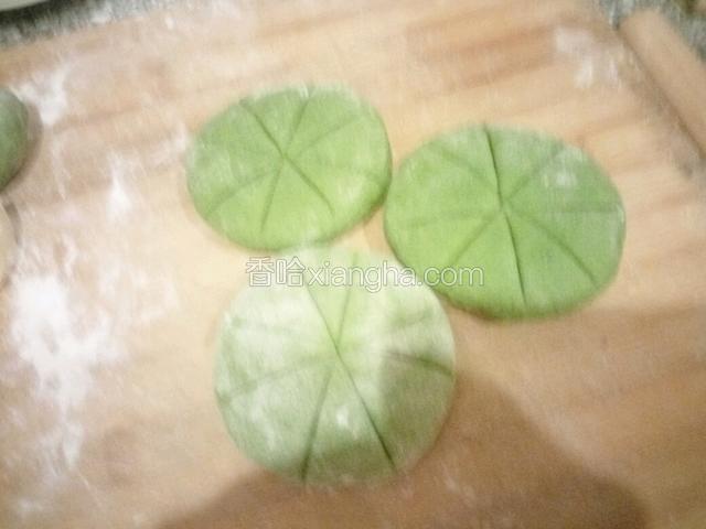 用刀背压成米字，在用刀按印切花瓣