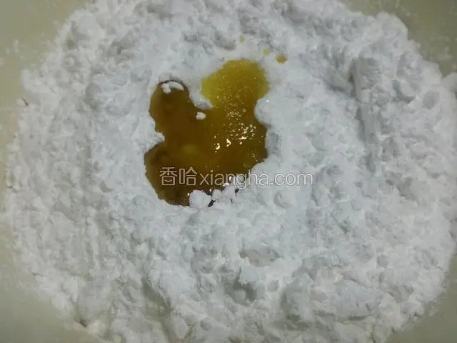 澄面和生粉按10：3的比例配比，加一点油和糖，加沸水用筷子搅拌。