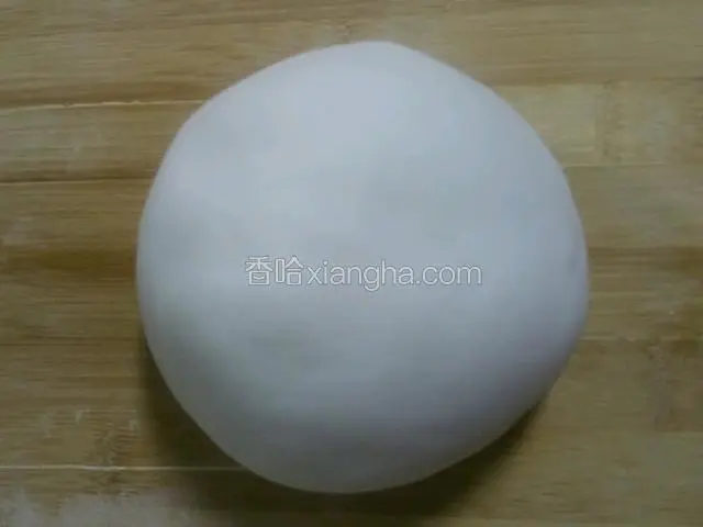 搅拌好后将面团揉搓至光滑均匀，放在密封容器内饧发五分钟左右。