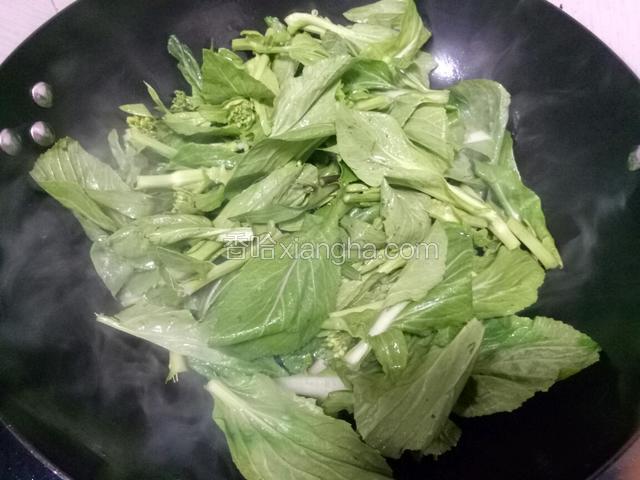 下入白油菜苔快速翻炒。加盐和鸡精翻炒均匀即可。