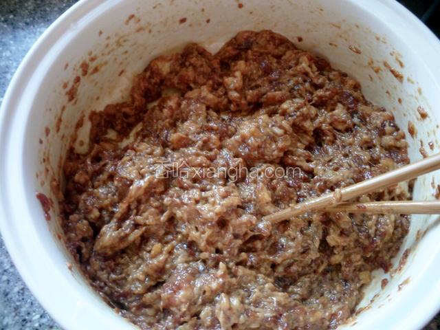 剁好的肉馅加香油，饺子料，鸡精，姜末，生抽，老抽盐，顺时针用筷子搅拌。