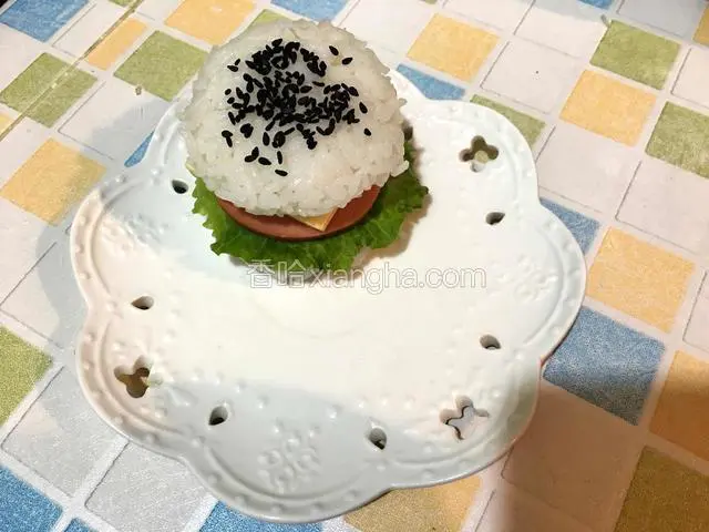 再盖上一个米饭汉堡胚，撒上少许芝麻就完成了