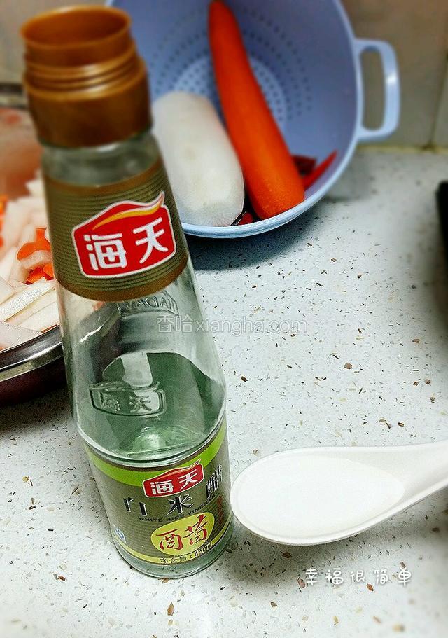 准备好白醋和糖。