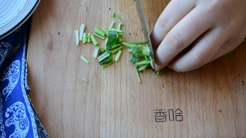 香菜切小段