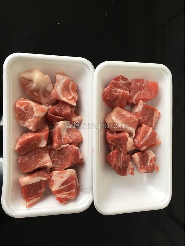 取猪五花肉300克，洗净切块备用。