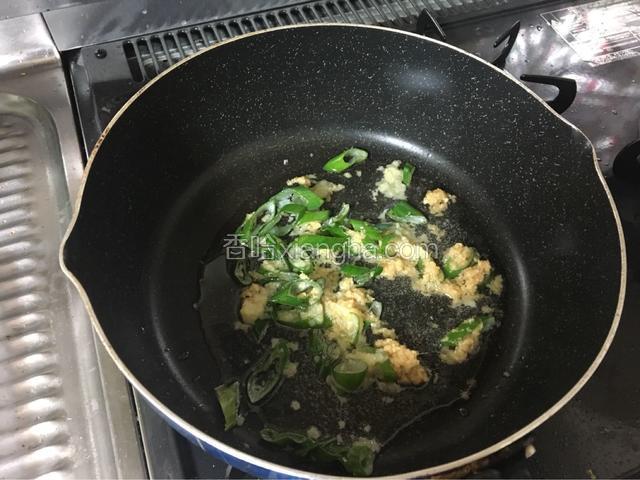 给炒锅内加入适量食用油，烧至7成热后倒入葱姜蒜爆香。