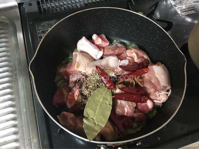 待葱姜蒜爆香之后，倒入猪肉和鸡肉的同时倒入炖肉料。