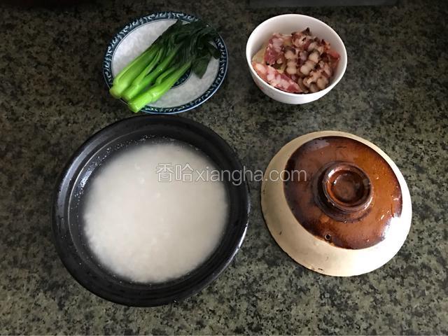 准备好腊肉腊肠腊鸭等切小块。菜心焯水。