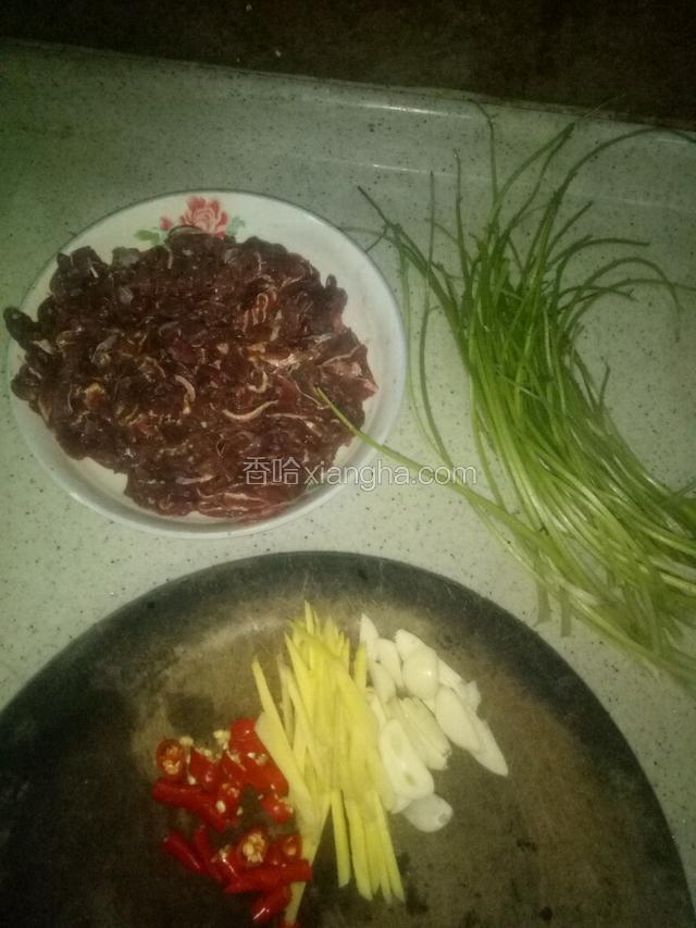 准备好所需要的食材，牛肉清洗切丝，不是太细也可以的，放入酱油（不是老抽也不是生抽哈，味极鲜酱油）也别添加太多感觉可以让牛肉均匀上色即可，在加入料酒一勺，加入一勺盐（一小勺），在放入轻微的芡粉（约10-20克根据菜的多少来添加太多会黏锅肉变硬）用手揉至融合，腌制十分钟左右。香菜为了美观去除叶子留杆备用（这个是个慢活，耐心点哦）小米辣切段或者切丝，生姜切丝，大蒜切片。