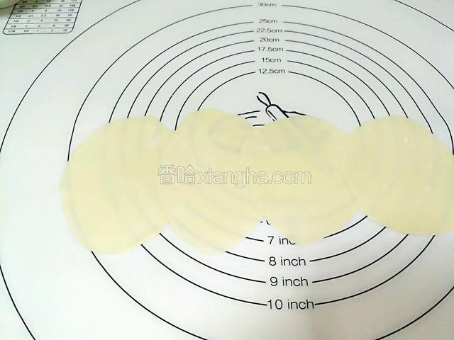 依次摆4张饺子皮